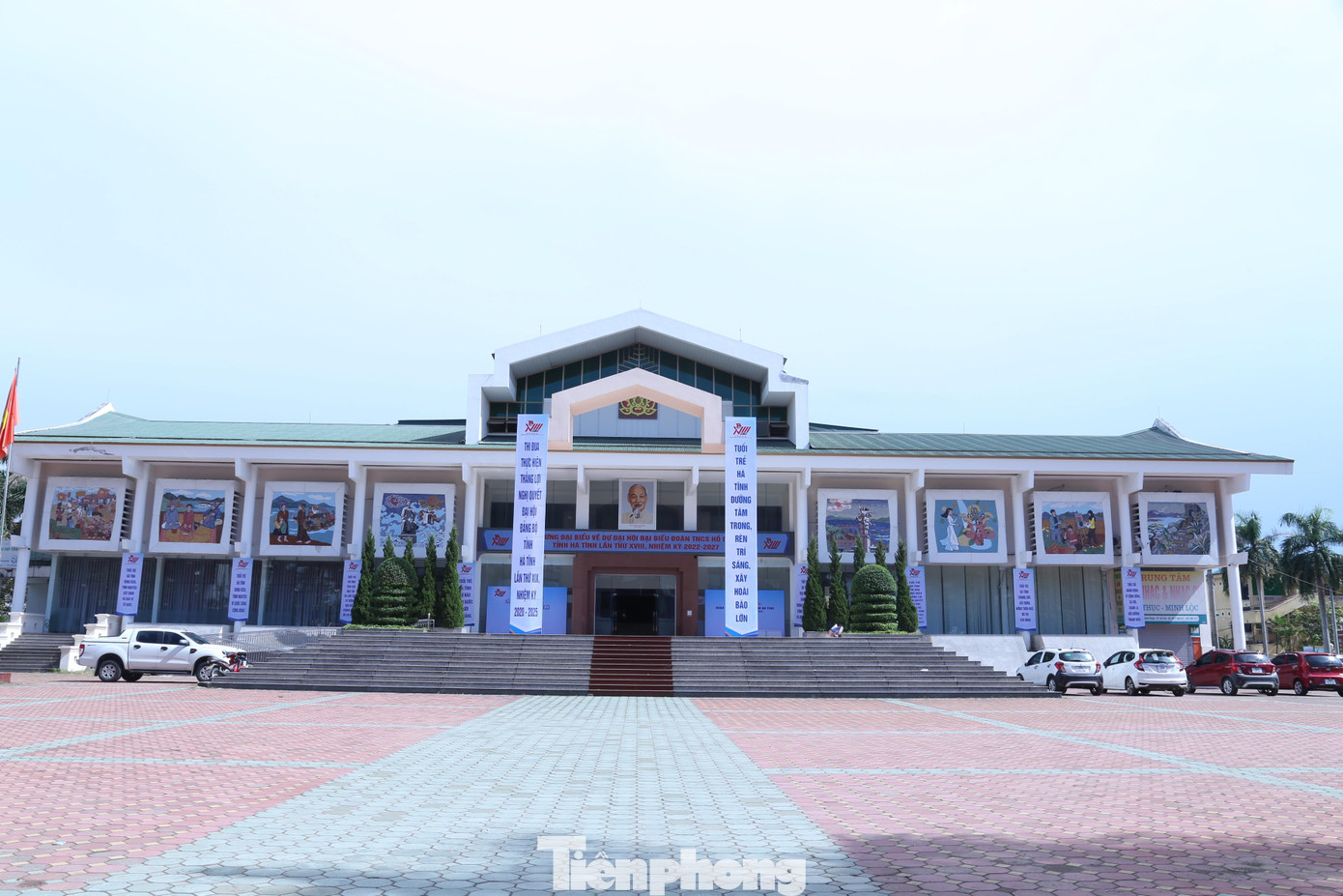 Phía trước Trung tâm văn hóa Điện ảnh Hà Tĩnh, nơi diễn ra Đại hội