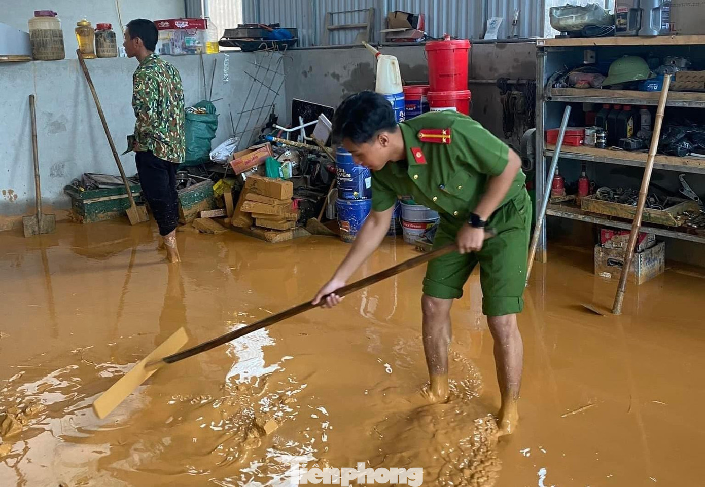 Giúp người dân dọn dẹp bùn đất khi nước rút