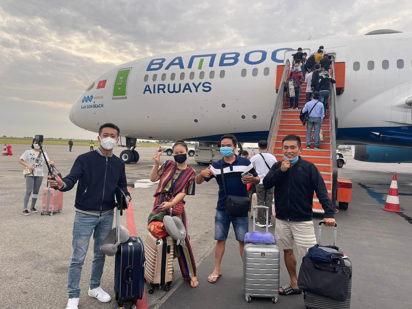 Hình ảnh Phạm Quang Linh (ngoài cùng bên trái) về nước thu hút sự quan tâm của cộng đồng mạng