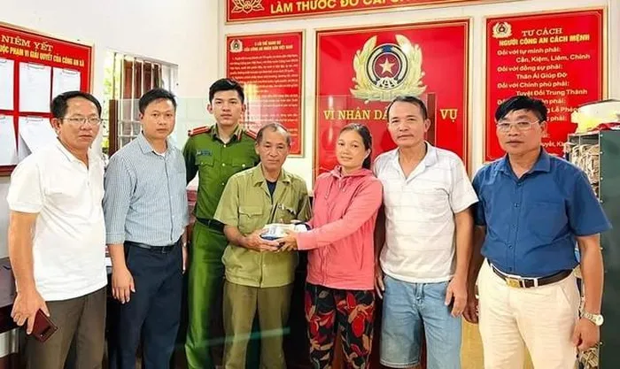 Hai vợ chồng ông Ngọc trao số tiền 200 triệu đồng cho người đánh rơi.