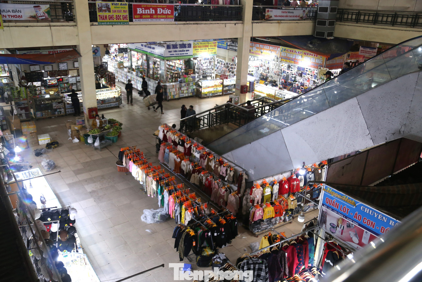 Bước sang tháng Chạp, mùa cao điểm mua sắm Tết nhưng không khí mua bán tại chợ Vinh - khu chợ dân sinh lớn nhất Nghệ An khá trầm lắng. Ế ẩm, tiểu thương ngồi lướt điện thoại, tám chuyện... Bước sang tháng Chạp, mùa cao điểm mua sắm Tết nhưng không khí mua bán tại chợ Vinh - khu chợ dân sinh lớn nhất Nghệ An khá trầm lắng. Ế ẩm, tiểu thương ngồi lướt điện thoại, tám chuyện...