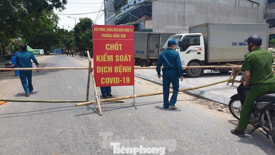 Ngày 25/6, thực hiện chỉ đạo của UBND TP.Vinh, chính quyền phường Hồng Sơn đã tiến hành lập hơn 60 chốt chặn bao quanh địa bàn để kiểm soát người và phương tiện đi lại, nâng các biện pháp phòng, chống dịch lên mức cao nhất.