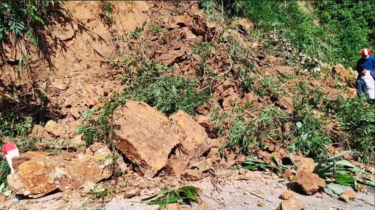 Sạt lở trên quốc lộ 16 đoạn qua xã Huồi Tụ Sạt lở trên quốc lộ 16 đoạn qua xã Huồi Tụ