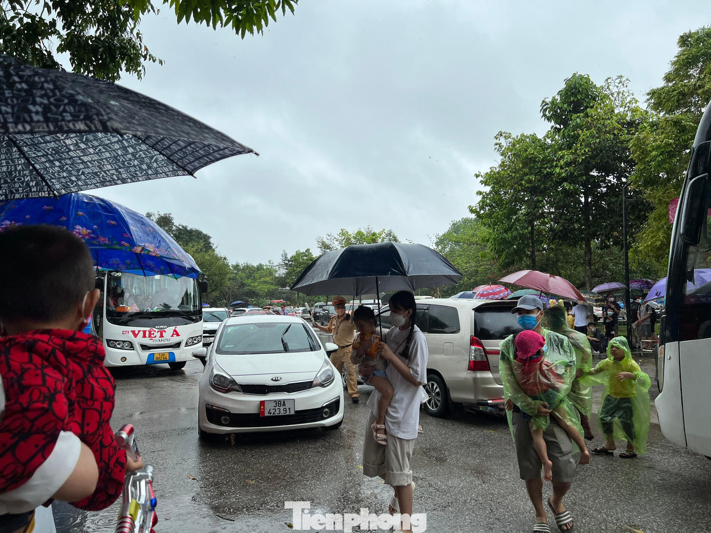 Đoạn đường từ quốc lộ 46 vào Khu di tích Kim Liên được lực lượng an ninh, cảnh sát giao thông (Công an huyện Nam Đàn) phân luồng, hướng dẫn du khách vào tham quan.