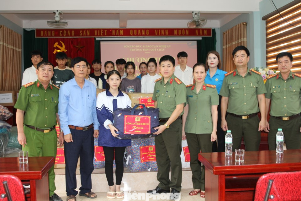 Đến trực tiếp tại các trường học bị thiệt hại nặng nề do mưa lũ gây ra tại huyện Quỳ Châu, Phó Giám đốc Công an tỉnh Nghệ An Trần Hồng Quang chia sẻ khó khăn với các nhà trường, thầy cô giáo và học sinh. Mong các thầy cô giáo sớm vượt qua khó khăn, kịp thời giúp đỡ những học sinh bị mất mát tài sản trong mưa lũ, giúp các em ổn định tâm lý để sớm trở lại việc học.