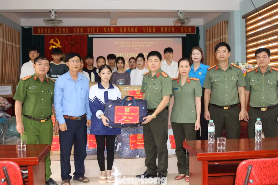 Đến trực tiếp tại các trường học bị thiệt hại nặng nề do mưa lũ gây ra tại huyện Quỳ Châu, Phó Giám đốc Công an tỉnh Nghệ An Trần Hồng Quang chia sẻ khó khăn với các nhà trường, thầy cô giáo và học sinh. Mong các thầy cô giáo sớm vượt qua khó khăn, kịp thời giúp đỡ những học sinh bị mất mát tài sản trong mưa lũ, giúp các em ổn định tâm lý để sớm trở lại việc học.