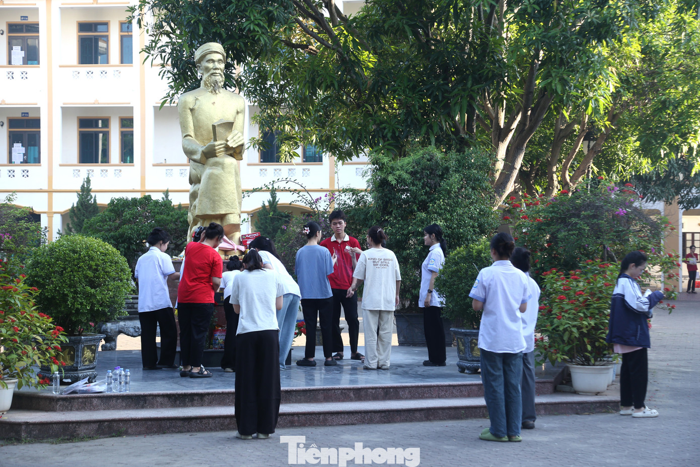 Nhiều thí sinh cho biết, việc dâng hương trước tượng đài cụ Phan nhằm thể hiện sự tri ân, bày tỏ lòng ngưỡng vọng trước cuộc đời và lý tưởng cách mạng của nhà chí sỹ yêu nước. Trí tuệ và tinh thần hiếu học của cụ Phan Bội Châu là tấm gương sáng để thế hệ trẻ học tập, noi theo.