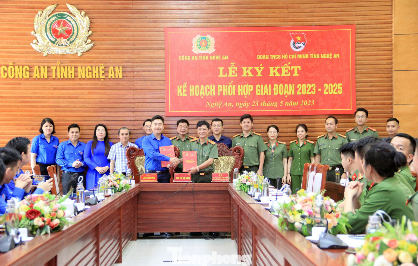 Thượng tá Trần Ngọc Tuấn, Ủy viên Ban thường vụ Đảng ủy, Phó Giám đốc Công an tỉnh và anh Lê Văn Lương, Ủy viên Ban thường vụ Trung ương Đoàn, Bí thư Tỉnh Đoàn Nghệ An chủ trì Lễ ký kết.