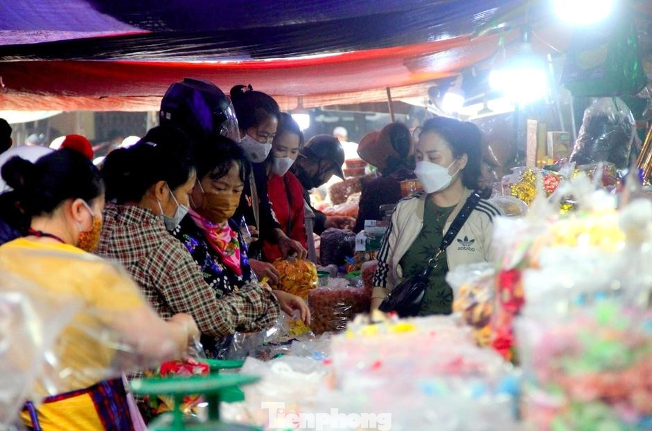 Các gian hàng bán bánh kẹo đều chật kín người.