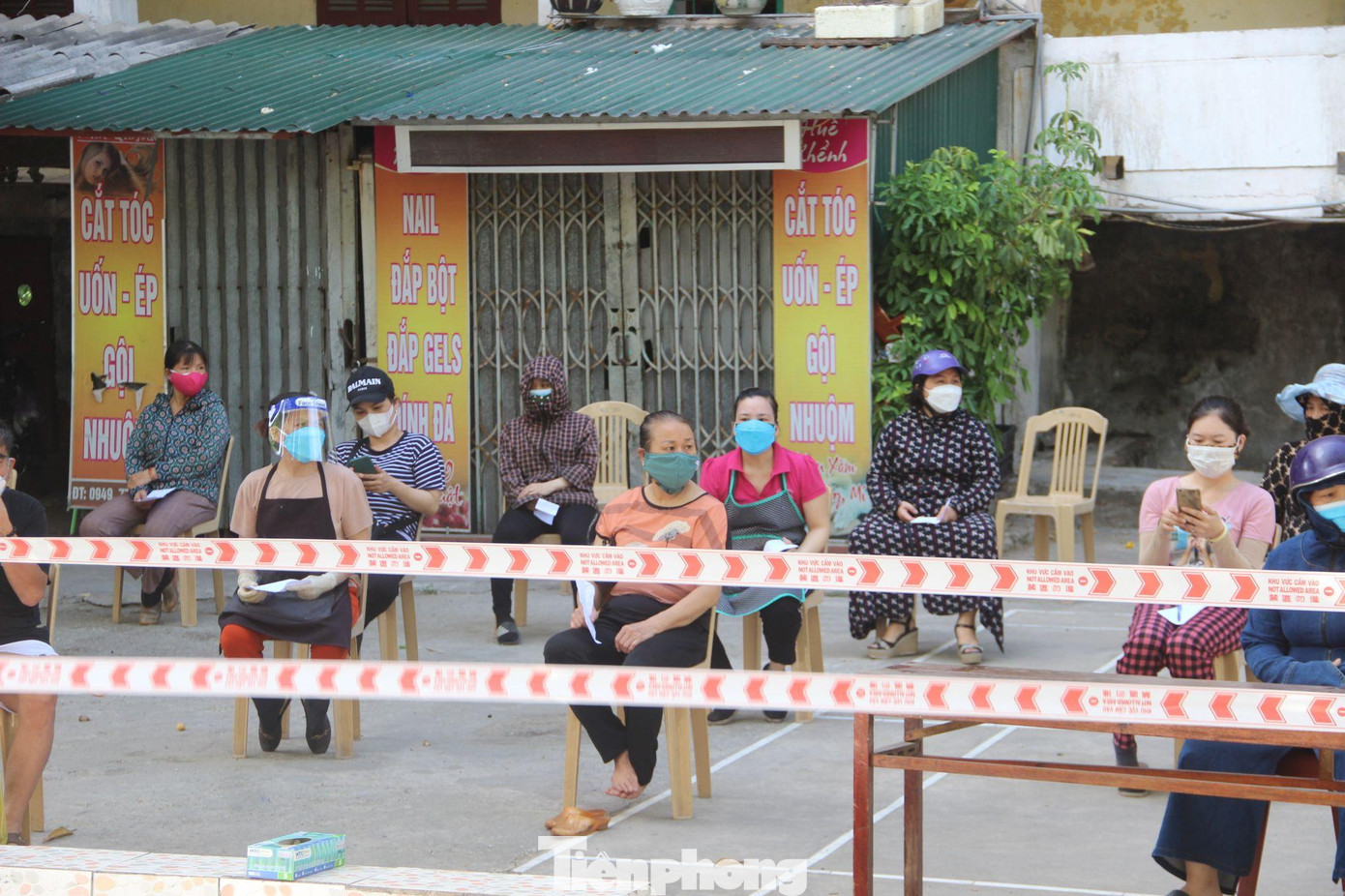 Chợ Quang Trung có khoảng 700 người, bao gồm tiểu thương trong chợ và các hộ dân sống lân cận. Do số lượng người đông nên lực lượng chức năng phải liên tục nhắc nhở người dân giữ trật tự để lấy mẫu xét nghiệm, đảm bảo khoảng cách, đeo khẩu trang đầy đủ. Chợ Quang Trung có khoảng 700 người, bao gồm tiểu thương trong chợ và các hộ dân sống lân cận. Do số lượng người đông nên lực lượng chức năng phải liên tục nhắc nhở người dân giữ trật tự để lấy mẫu xét nghiệm, đảm bảo khoảng cách, đeo khẩu trang đầy đủ.