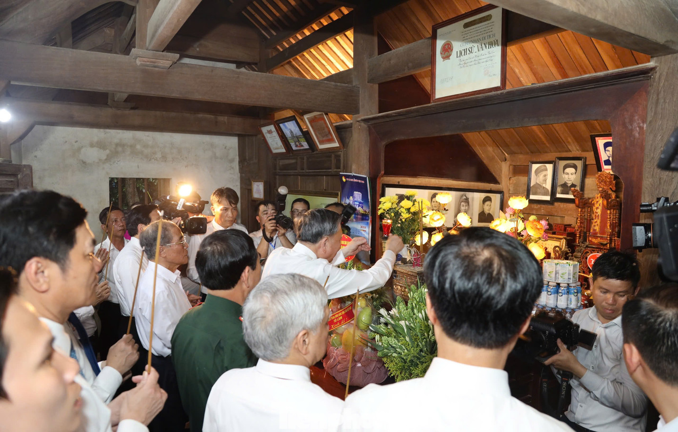 Tổng Bí thư Tô Lâm dâng hương tại di tích nhà cụ Nguyễn Sinh Nhậm.