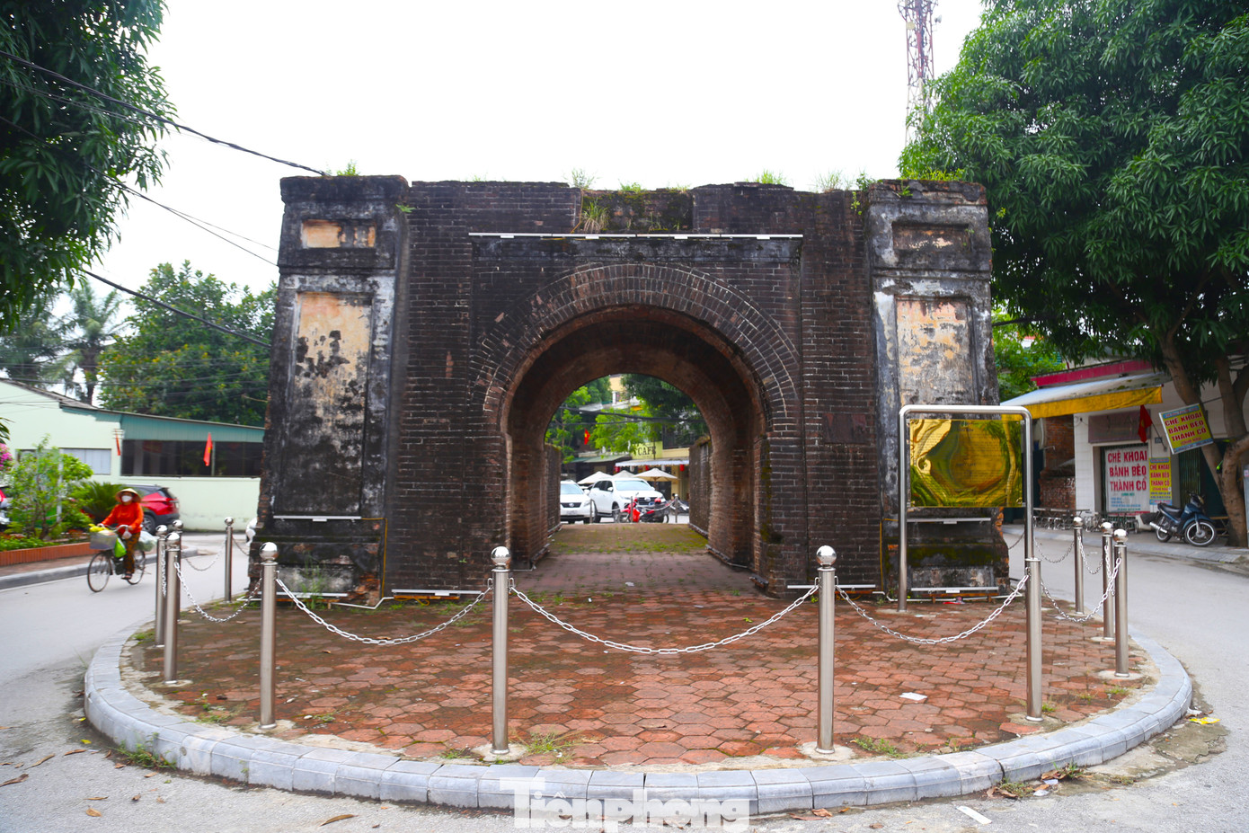 Cổng Hữu Môn nằm ở phường Đội Cung, cách hai cổng Tiền và Tả nửa cây số.