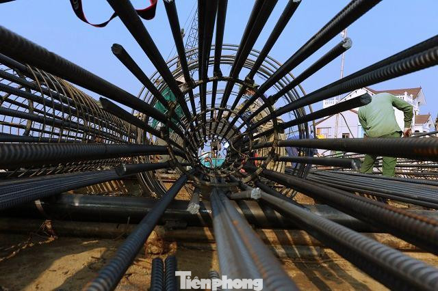 Đại diện Ban quản lý Dự án 6 (Bộ Giao thông Vận tải) cho biết, quá trình triển khai dự án, mặc dù gặp nhiều khó khăn như ảnh hưởng dịch COVID-19, mưa lụt... Tuy nhiên, Ban Quản lý dự án 6 đã đôn đốc, chỉ đạo đơn vị thi công tranh thủ thời tiết thuận lợi đẩy nhanh tiến độ. Đại diện Ban quản lý Dự án 6 (Bộ Giao thông Vận tải) cho biết, quá trình triển khai dự án, mặc dù gặp nhiều khó khăn như ảnh hưởng dịch COVID-19, mưa lụt... Tuy nhiên, Ban Quản lý dự án 6 đã đôn đốc, chỉ đạo đơn vị thi công tranh thủ thời tiết thuận lợi đẩy nhanh tiến độ.