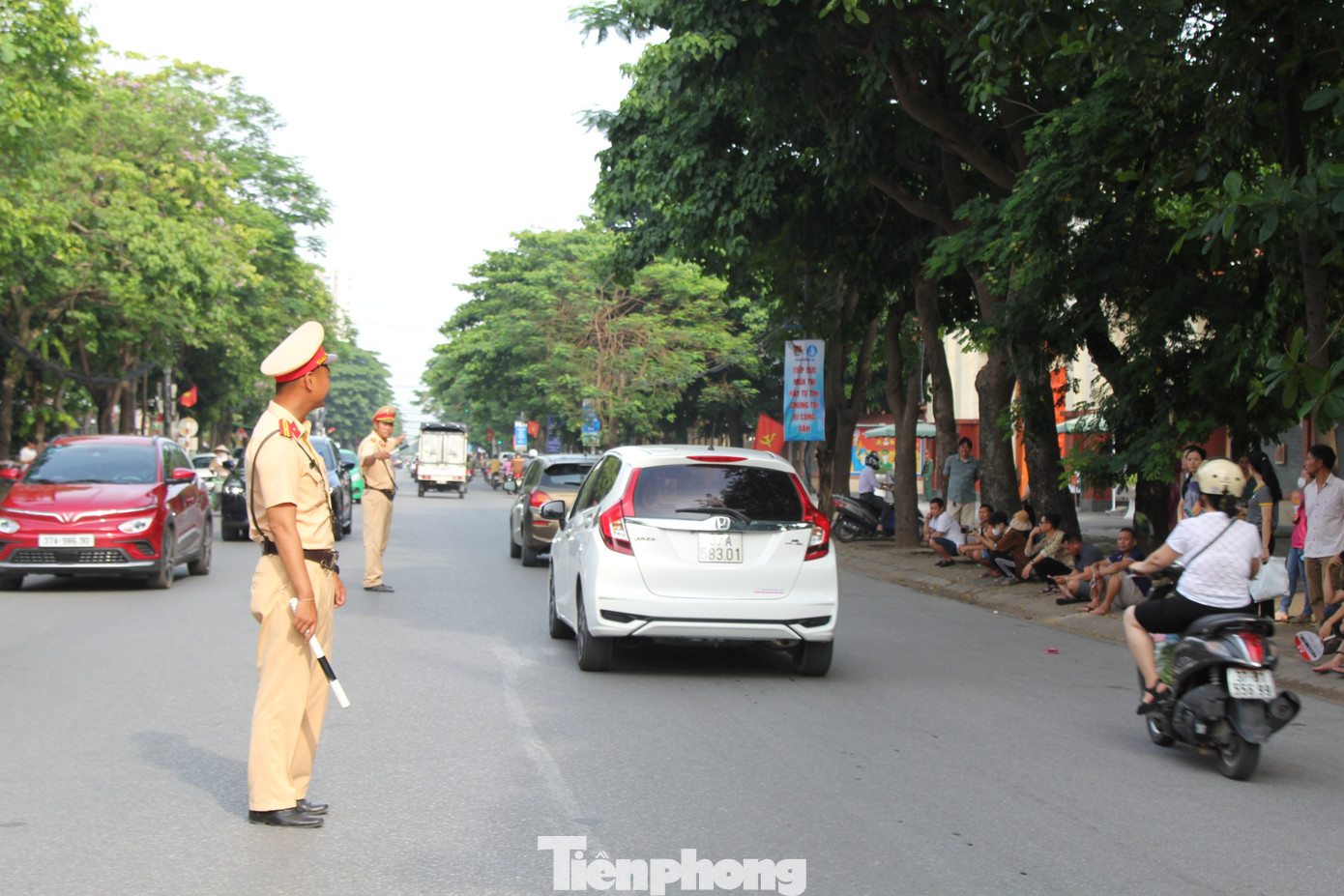 Việc bố trí tăng cường lực lượng, giao thông tại các điểm thi được diễn ra thông suốt, an toàn.