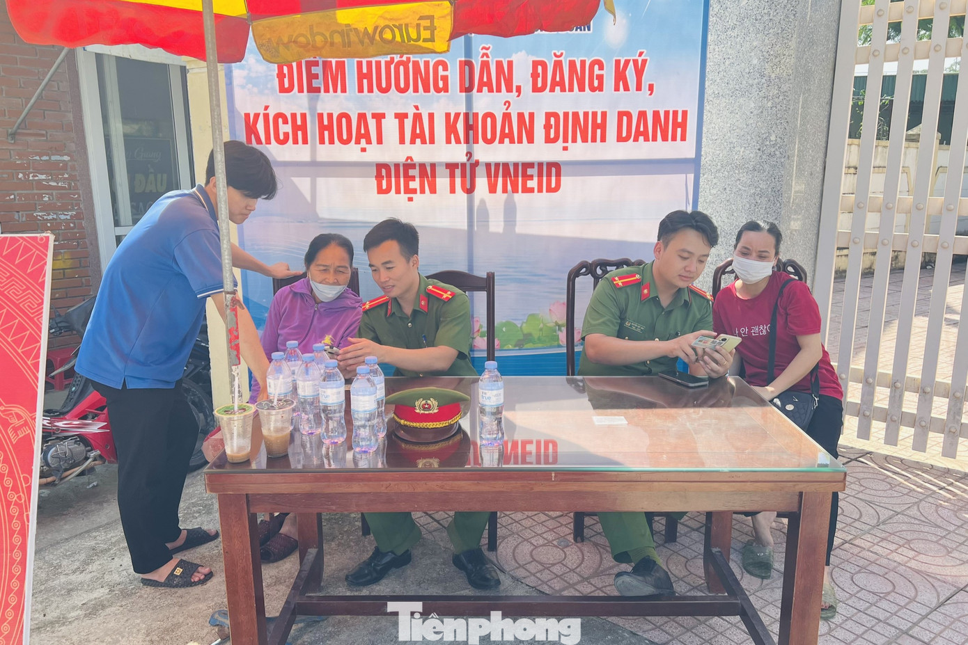 Hoạt động góp phần tăng cường công tác chuyển đổi số cộng đồng, nâng cao nhận thức của người dân về tầm quan trọng và tiện ích của tài khoản định danh điện tử đối với các lĩnh vực của cuộc sống.