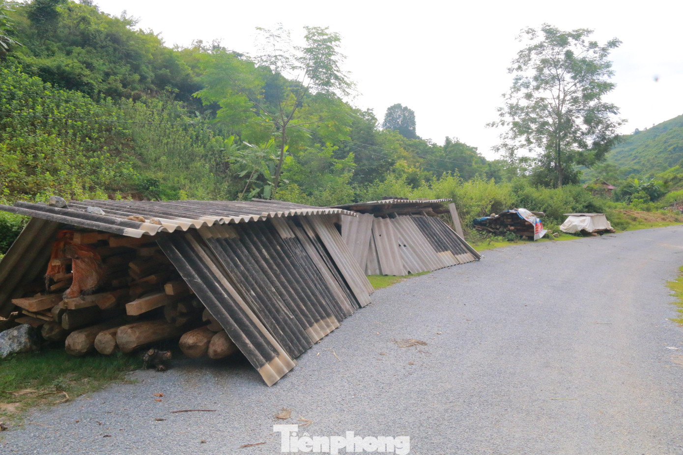 Người dân tháo dỡ nhà, tập kết bên đường