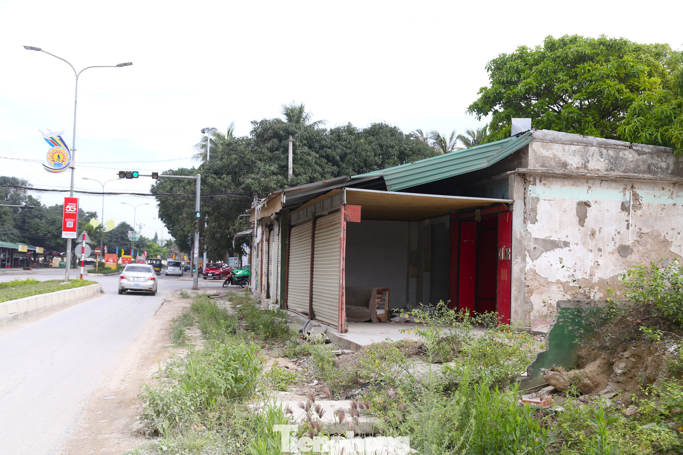 Ghi nhận của PV, tại vị trí này có ba thửa đất, cùng cửa hàng, ki ốt kinh doanh của người dân. Hiện, người dân không còn kinh doanh nhưng do chưa thống nhất được mức giá đền bù nên chưa di dời.