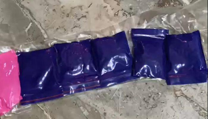 Trong những gói nilong chứa 1.200 viên hồng phiến Trong những gói nilong chứa 1.200 viên hồng phiến