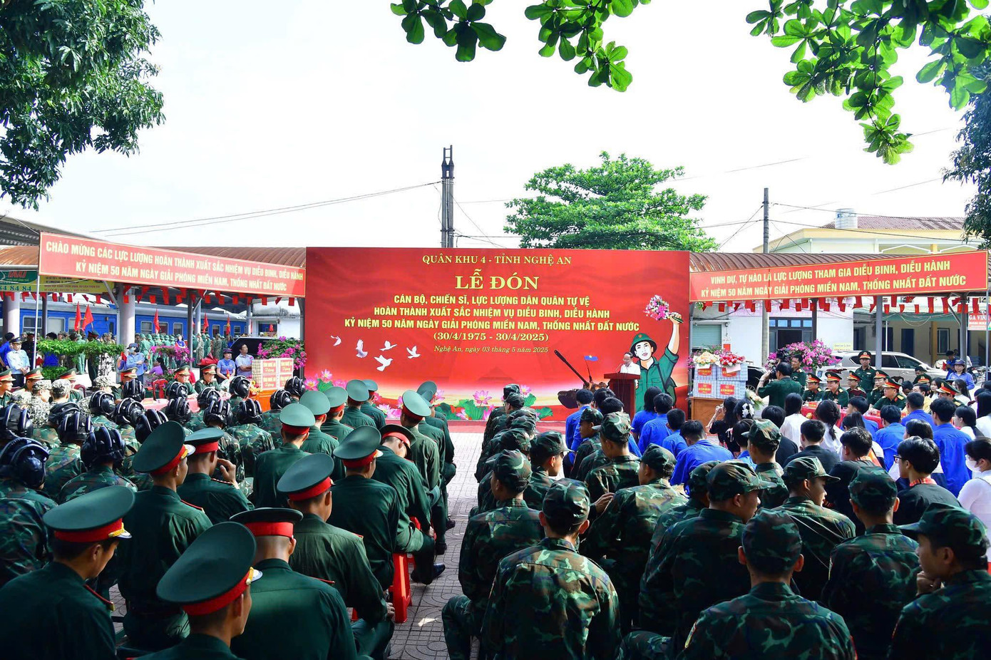 Sáng 3/5, tại ga Vinh, Quân khu 4, UBND tỉnh Nghệ An tổ chức lễ đón cán bộ, chiến sĩ hoàn thành xuất sắc nhiệm vụ diễu binh, diễu hành kỷ niệm 50 năm Ngày Giải phóng miền Nam, thống nhất đất nước (30/4/1975 - 30/4/2025).