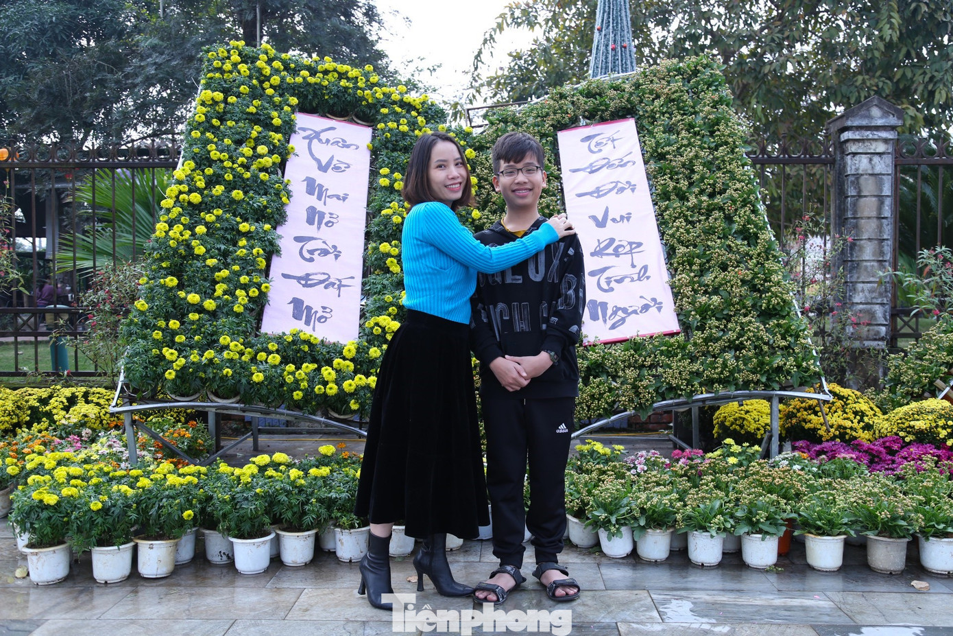 Con đường hoa được trang trí cầu kỳ, theo thiết kế với nhiều điểm nhấn tinh tế gây ấn tượng mạnh.