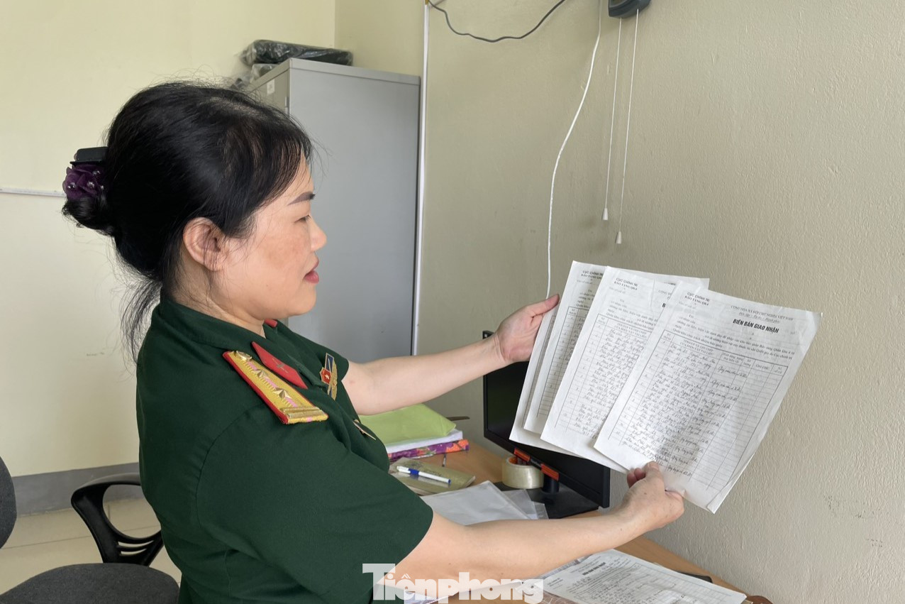 Trung tá Ngô Thị Nga, cán bộ Bảo tàng Quân khu 4 cho biết, hiện bảo tàng đang lưu giữ bộ sưu tập khoảng hàng nghìn lá thư thời chiến, đó là những bức thư của người lính gửi cho cha mẹ, người yêu, vợ chưa cưới, những bức thư người chồng gửi vợ, vợ gửi chồng. Những bức thư úa màu thời gian, không còn nguyên vẹn vì bom đạn nhưng vẫn chứa chan tình cảm của tiền tuyến gửi về hậu phương.