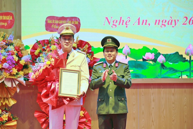 Thừa ủy quyền của Bộ trưởng Bộ Công an, Đại tá Bùi Quang Thanh, Giám đốc Công an tỉnh Nghệ An trao Quyết định bổ nhiệm chức vụ Phó Giám đốc Công an tỉnh Nghệ An cho Thượng tá Nguyễn Đức Cường. Thừa ủy quyền của Bộ trưởng Bộ Công an, Đại tá Bùi Quang Thanh, Giám đốc Công an tỉnh Nghệ An trao Quyết định bổ nhiệm chức vụ Phó Giám đốc Công an tỉnh Nghệ An cho Thượng tá Nguyễn Đức Cường.