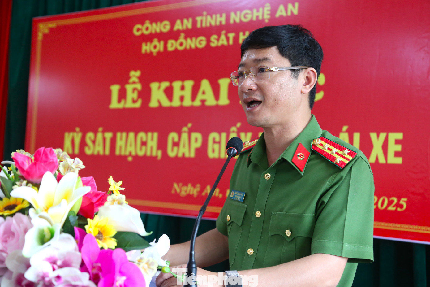 Phát biểu tại lễ khai mạc, Đại tá Trần Ngọc Tuấn – Phó Giám đốc Công an tỉnh Nghệ An nhấn mạnh: “Ngay sau khi tiếp nhận chức năng quản lý nhà nước về sát hạch, cấp giấy phép lái xe, Công an tỉnh đã phối hợp chặt chẽ với Sở xây dựng và các Trung tâm sát hạch trên địa bàn tập trung triển khai các nội dung, phần việc với tinh thần khẩn trương nhất, quyết liệt nhất để sớm tổ chức kỳ sát hạch đầu tiên. Công an tỉnh Nghệ An sẽ quyết tâm, nỗ lực, cố gắng hết mình với quan điểm, lực lượng Công an đã làm là sẽ làm tốt hơn để phục vụ các yêu cầu, nguyện vọng chính đáng của nhân dân”.