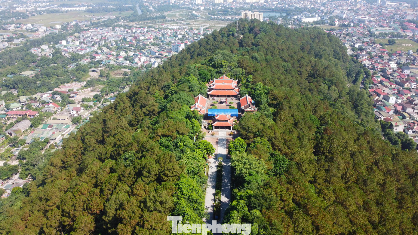 Đền thờ Hoàng đế Quang Trung nằm trên núi Dũng Quyết (phường Trung Đô, TP Vinh, tỉnh Nghệ An) ở độ cao 97m so với mực nước biển. Tương truyền, sau đại thắng mùa Xuân Kỷ Dậu 1789, Hoàng đế Quang Trung chọn đất đóng đô cho vương triều mới ở vùng đất giữa núi Dũng Quyết và Kỳ Lân. Vua trưng dụng rất nhiều thợ thuyền, chuyên chở gỗ đá, gạch ngói để xây dựng cung phủ, đắp thành đất xung quanh và sai quân lính đào đá ong tại địa phương để xây thành nội, thành ngoại và điện Thái Hòa – nơi Hoàng đế Quang Trung thiết triều, lấy tên Phượng Hoàng Trung Đô. Khi Phượng Hoàng Trung Đô vừa xây xong, kế hoạch dời đô từ Phú Xuân (Huế) ra Vinh (Nghệ An) còn dang dở thì vua Quang Trung đột ngột băng hà. Vua Quang Toản sau đó nối ngôi cha, nhưng không giữ được ngai vàng. Hiện kinh đô này chỉ còn lại vài dấu tích. Đền thờ vua Quang Trung được xây dựng vào năm 2005, khánh thành năm 2008 để tưởng nhớ công ơn của người Anh hùng áo vải. Đây là một công trình văn hóa tâm linh gắn với du lịch nổi tiếng của Nghệ An. Đền thờ Hoàng đế Quang Trung nằm trên núi Dũng Quyết (phường Trung Đô, TP Vinh, tỉnh Nghệ An) ở độ cao 97m so với mực nước biển. Tương truyền, sau đại thắng mùa Xuân Kỷ Dậu 1789, Hoàng đế Quang Trung chọn đất đóng đô cho vương triều mới ở vùng đất giữa núi Dũng Quyết và Kỳ Lân. Vua trưng dụng rất nhiều thợ thuyền, chuyên chở gỗ đá, gạch ngói để xây dựng cung phủ, đắp thành đất xung quanh và sai quân lính đào đá ong tại địa phương để xây thành nội, thành ngoại và điện Thái Hòa – nơi Hoàng đế Quang Trung thiết triều, lấy tên Phượng Hoàng Trung Đô. Khi Phượng Hoàng Trung Đô vừa xây xong, kế hoạch dời đô từ Phú Xuân (Huế) ra Vinh (Nghệ An) còn dang dở thì vua Quang Trung đột ngột băng hà. Vua Quang Toản sau đó nối ngôi cha, nhưng không giữ được ngai vàng. Hiện kinh đô này chỉ còn lại vài dấu tích. Đền thờ vua Quang Trung được xây dựng vào năm 2005, khánh thành năm 2008 để tưởng nhớ công ơn của người Anh hùng áo vải. Đây là một công trình văn hóa tâm linh gắn với du lịch nổi tiếng của Nghệ An.