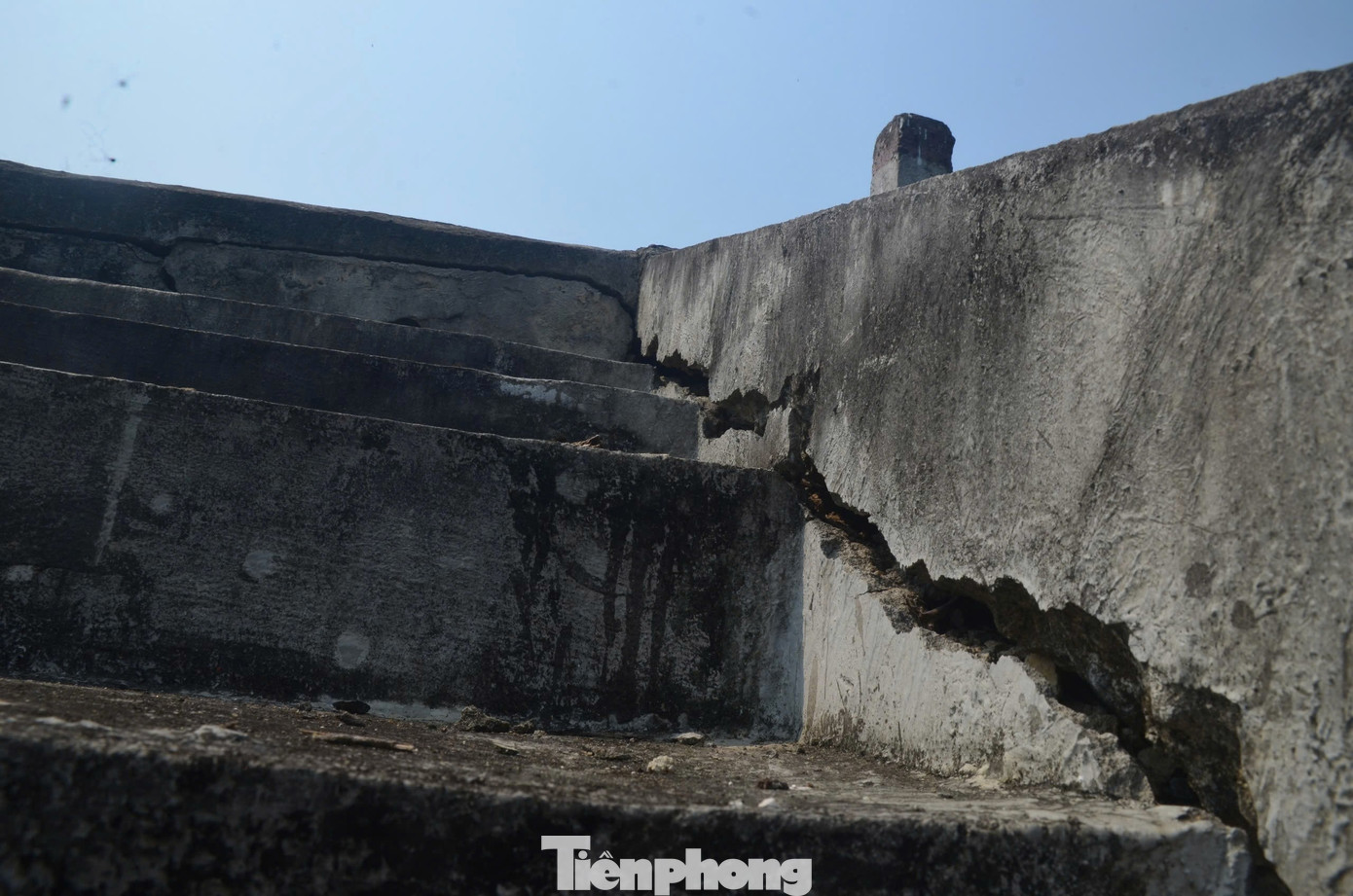 Những bậc thang lên xuống cống đã bị nứt, lún. Nhiều đoạn hở hàm ếch, có nguy cơ bị đổ vỡ khi mùa mưa lũ đến, nước dâng cao.