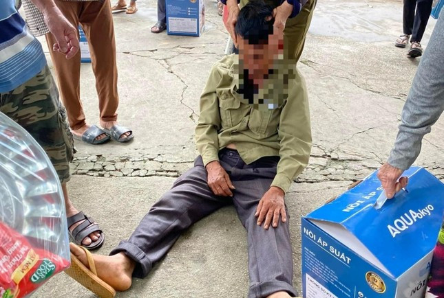 Một người đàn ông khóc ngất giữa đường sau khi biết mình bị lừa. Một người đàn ông khóc ngất giữa đường sau khi biết mình bị lừa.