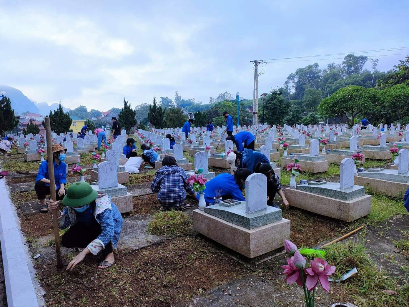 Tuổi trẻ Anh Sơn ra quân hành động chỉnh trang khuôn viên Nghĩa trang Quốc tế Việt - Lào