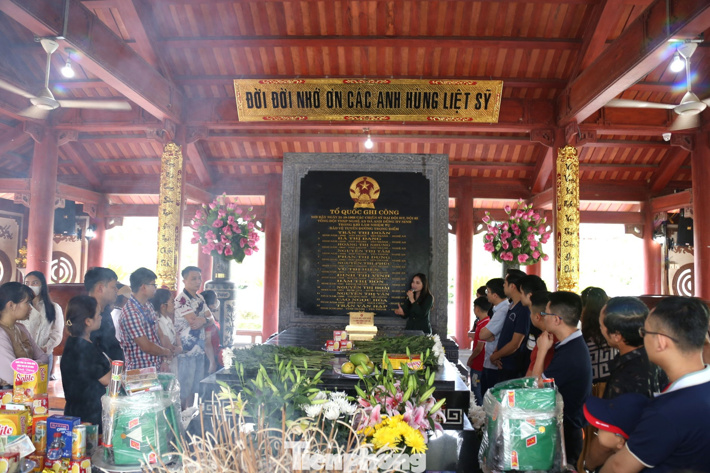 Bên ngôi mộ chung, du khách lắng lòng nghe thuyết minh viên kể lại giây phút hi sinh đầy xúc động của 13 liệt sĩ thanh niên xung phong ở Truông Bồn. Bên ngôi mộ chung, du khách lắng lòng nghe thuyết minh viên kể lại giây phút hi sinh đầy xúc động của 13 liệt sĩ thanh niên xung phong ở Truông Bồn.