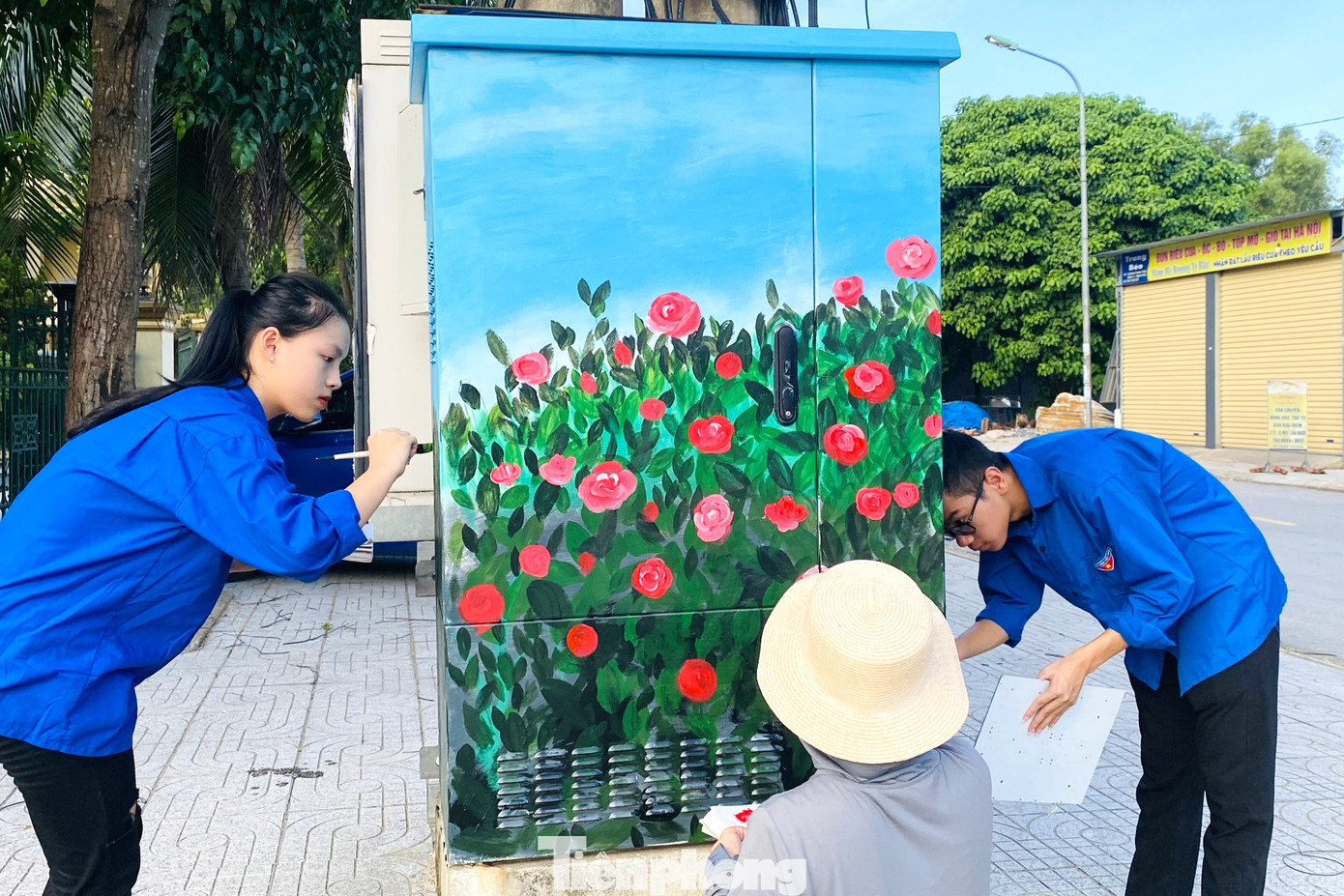 Anh Hồ Đức Việt – Bí thư Thành đoàn Vinh cho biết, công trình thanh niên “Tủ điện nở hoa” được triển khai từ đầu năm 2021, nhằm chào mừng Đại hội Đại biểu toàn quốc lần thứ XIII của Đảng và Hướng tới kỷ niệm 90 năm ngày thành lập Đoàn TNCS Hồ Chí Minh.