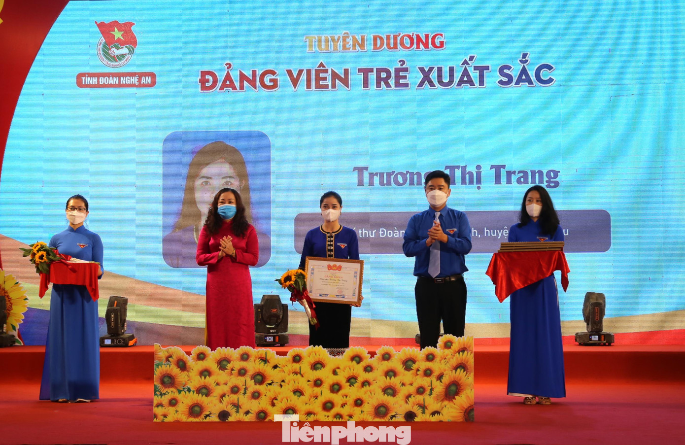 Trương Thị Trang là 1 trong 6 Đảng viên trẻ xuất sắc vừa được Tỉnh Đoàn Nghệ An tuyên dương năm 2022. (Ảnh: TH)