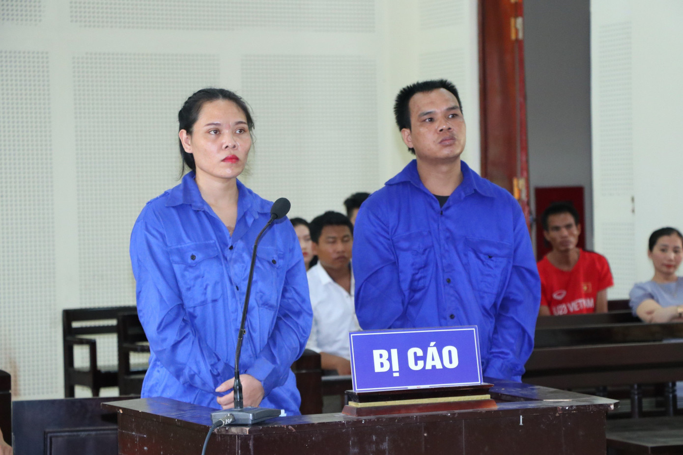 Bị cáo Cụt Thị Tư và Lô Văn Đức tại tòa Bị cáo Cụt Thị Tư và Lô Văn Đức tại tòa