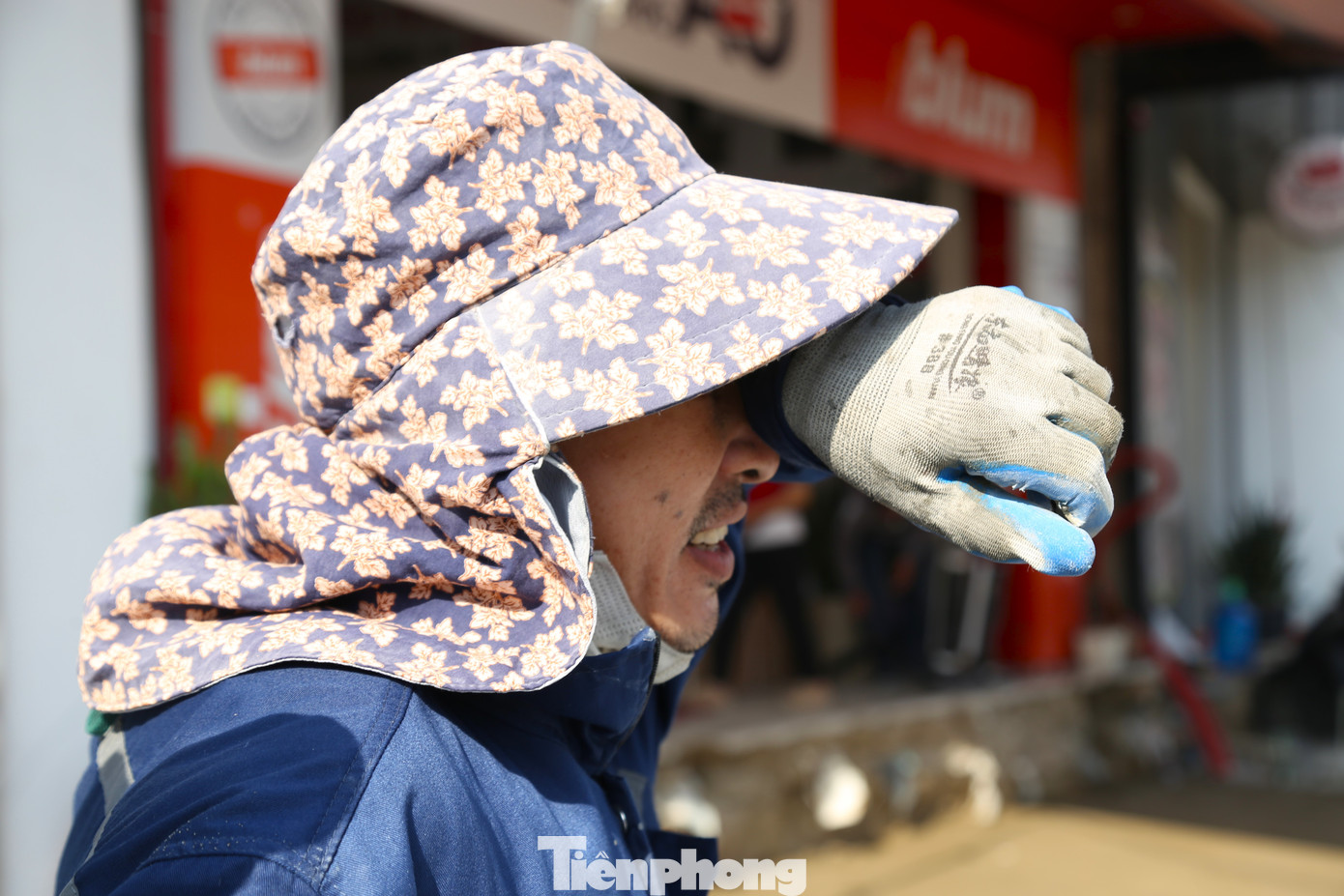 Nắng nóng làm công nhân ra nhiều mồ hôi, ảnh hưởng không nhỏ để tiến độ công việc.