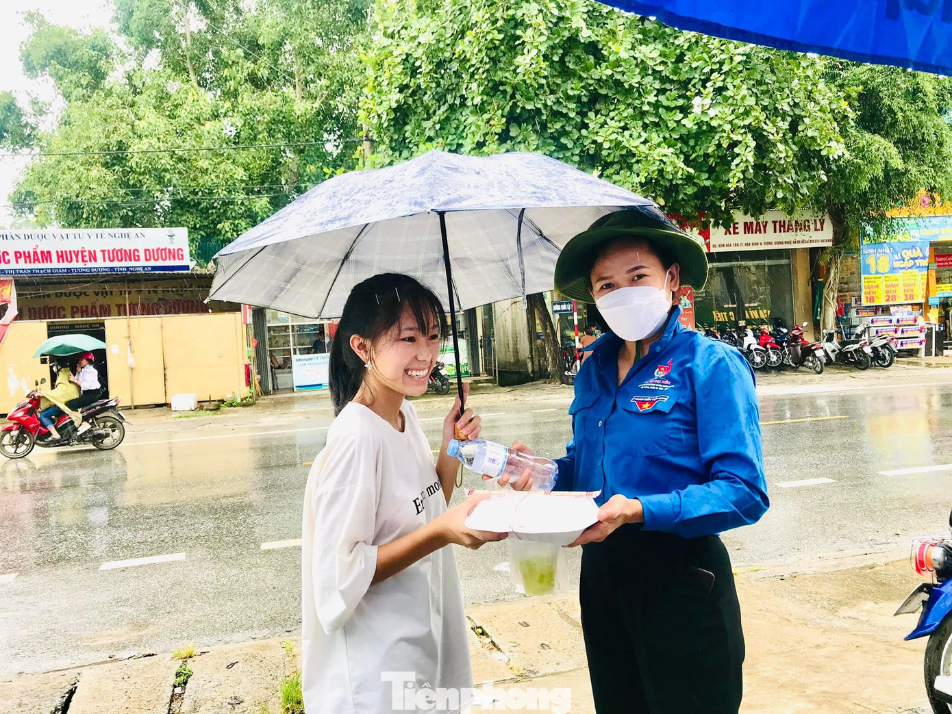 Chị Lô Thị Lan - Bí thư Đoàn Thị trấn Thạch Giám phát cơm cho em thí sinh sau giờ thi môn Văn