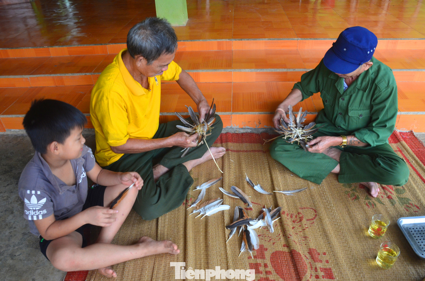 Người dân tộc Thái họ Lô ở bản Đồng Kho – Đồng Thờ đan tấm phên nhỏ bằng tre nứa, xung quanh có cài thêm lông gà. Người dân tộc Thái họ Lô ở bản Đồng Kho – Đồng Thờ đan tấm phên nhỏ bằng tre nứa, xung quanh có cài thêm lông gà.
