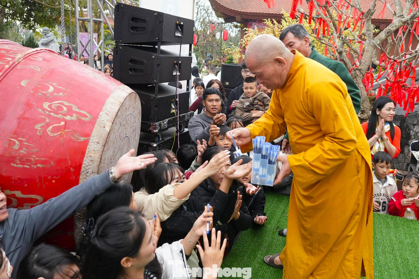 Người dân xin lộc bút với niềm cầu mong con cái học hành đỗ đạt, thành tài.