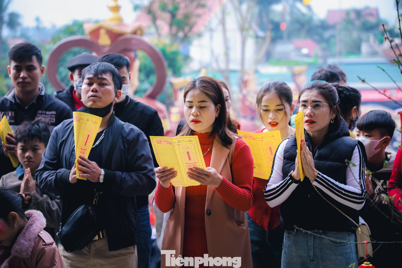 Với lòng thành kính hướng về đức Phật, người dân dâng nén hương thơm, cầu mong bình an, may mắn đến với bản thân và gia đình.