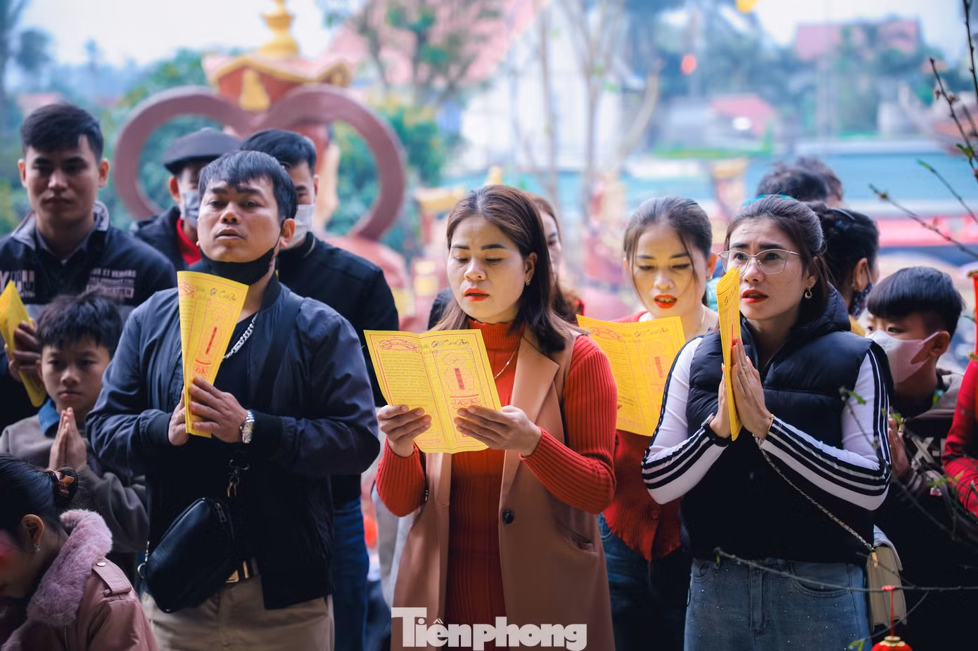 Với lòng thành kính hướng về đức Phật, người dân dâng nén hương thơm, cầu mong bình an, may mắn đến với bản thân và gia đình.