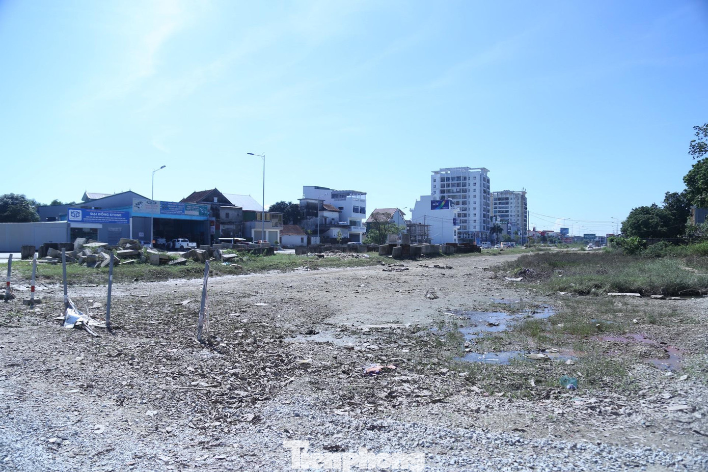 Ông Trần Văn Dũng - Phó Giám đốc Ban Quản lý dự án Đầu tư xây dựng các công trình dân dụng và Công nghiệp tỉnh Nghệ An cho biết: “Nguyên nhân dẫn đến việc dự án thi công kéo dài, tổng mức đầu tư tăng gấp nhiều lần là do là do vướng mắc trong đền bù giải phóng mặt bằng và bổ sung thêm hạng mục mới so với thiết kế ban đầu. Chi phí đội vốn là chi phí giải phóng mặt bằng. Hiện dự án còn thiếu hơn 16 tỉ tiền giải phóng mặt bằng nên tạm dừng. Chúng tôi đã đề nghị UBND tỉnh bố trí kinh phí để sớm tiếp tục hoàn thành dự án”.