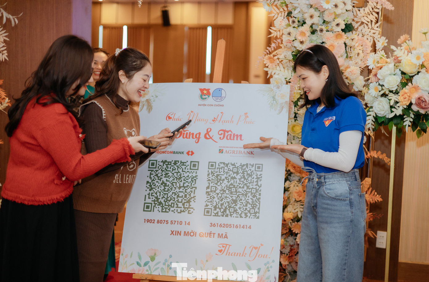 Nhiều người thích thú với hình thức chuyển tiền mừng cưới bằng mã QR Code