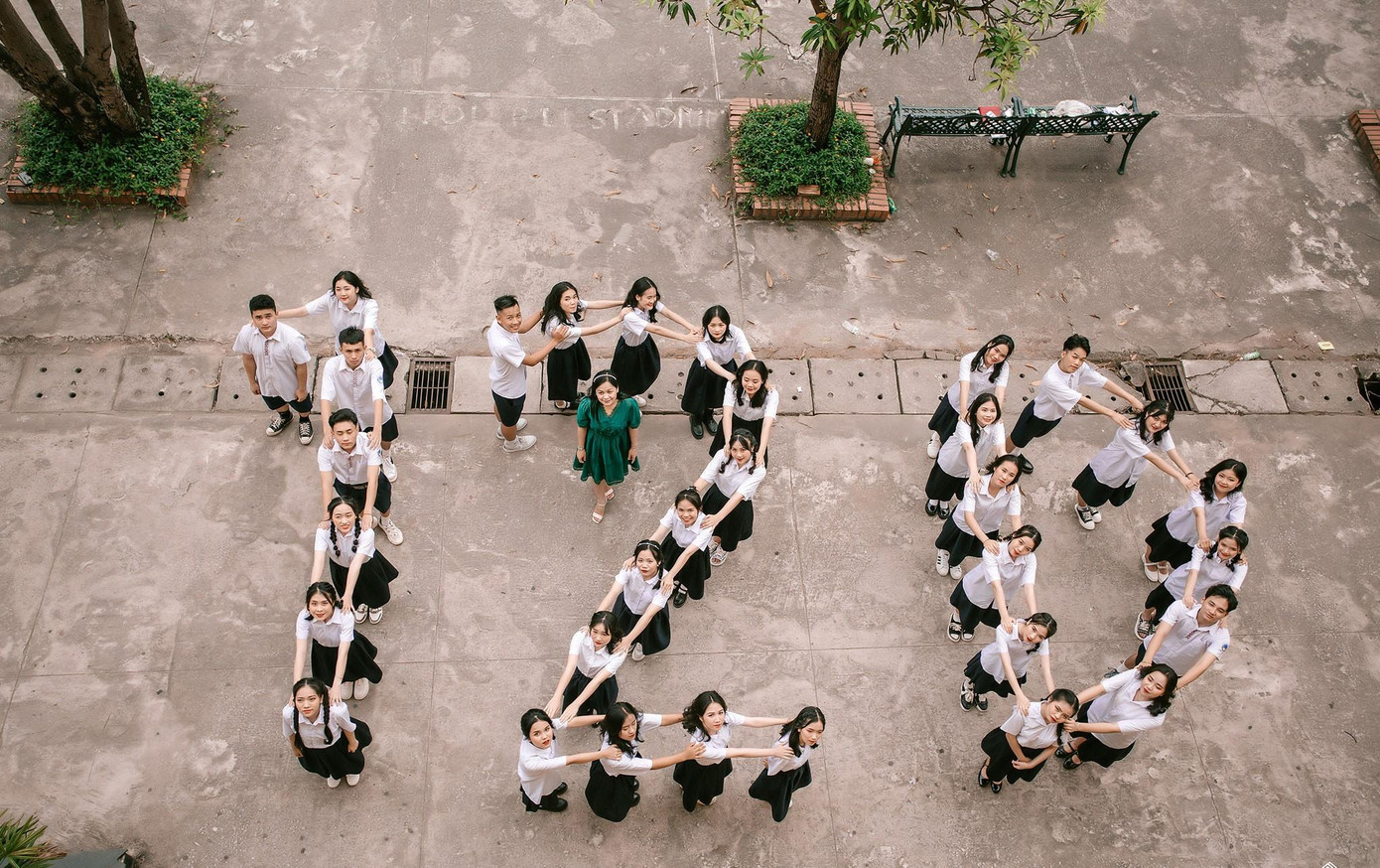 Tất cả các học sinh lớp học 12D đều có điểm thi tốt nghiệp cao Tất cả các học sinh lớp học 12D đều có điểm thi tốt nghiệp cao