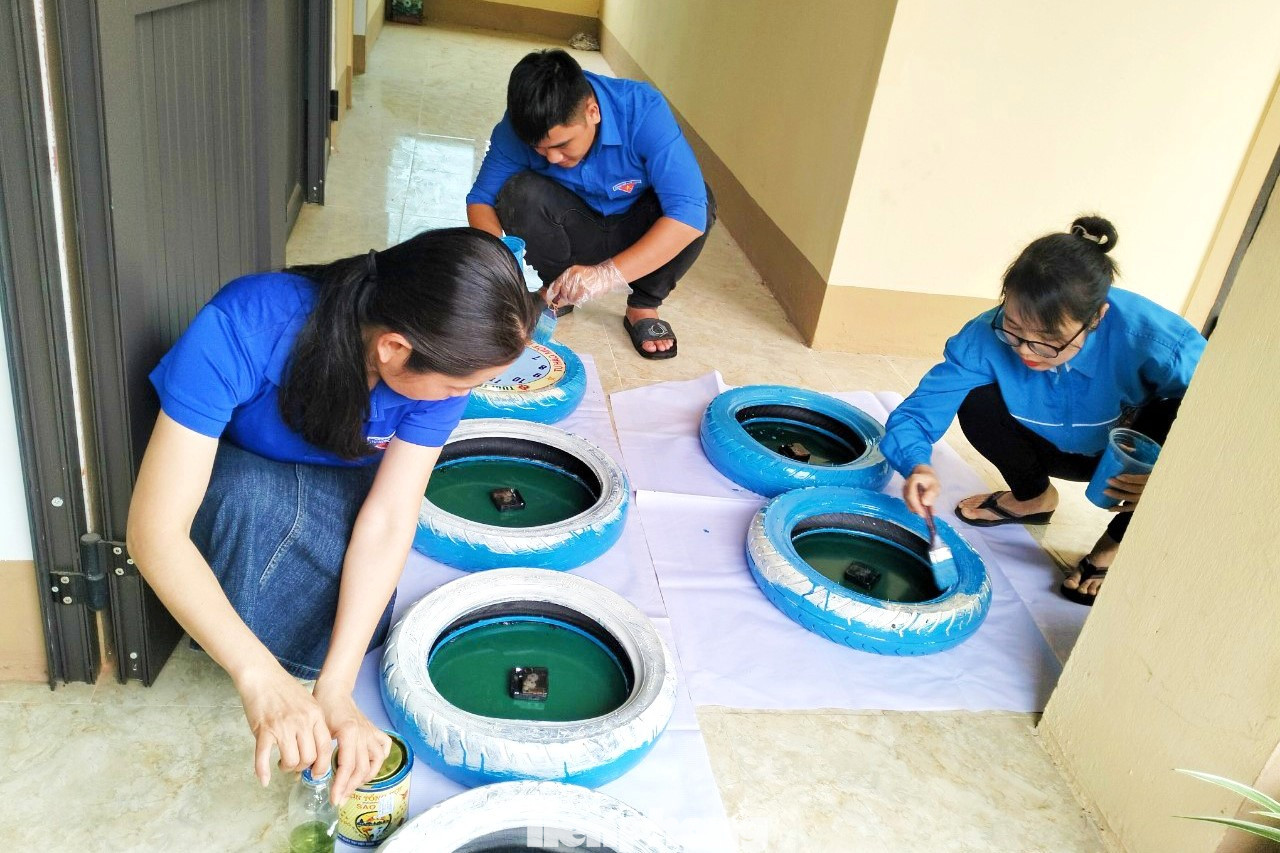 Những ngày qua, đoàn viên thanh niên xã Tràng Sơn, huyện Đô Lương, Nghệ An đã “biến” những chiếc lốp xe cũ thành đồng hồ, bên trong gắn bản đồ Việt Nam với quần đảo Trường Sa, Hoàng Sa.