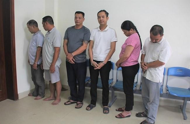 Các đối tượng trong đường dây đánh bạc bị cơ quan Công an bắt giữ Các đối tượng trong đường dây đánh bạc bị cơ quan Công an bắt giữ