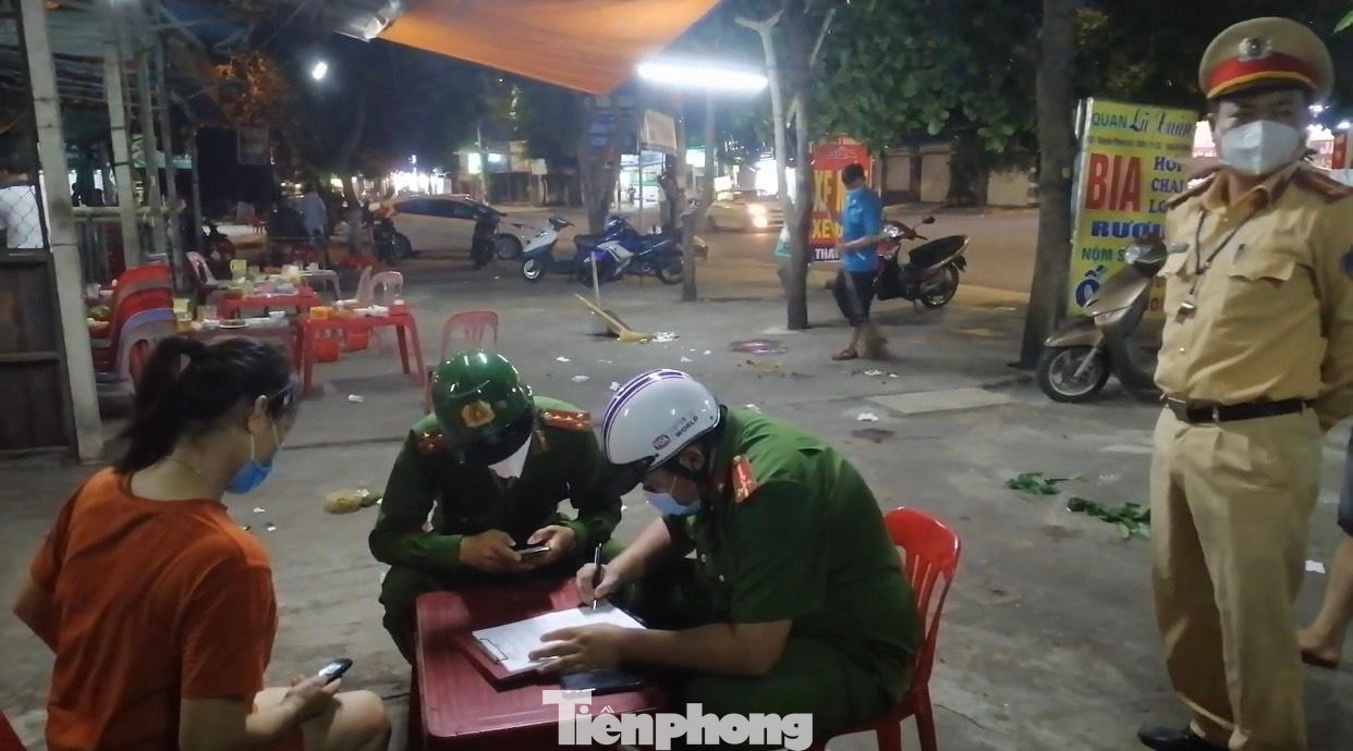 Thời điểm kiểm tra, các quán bia có khoảng 40 bàn với hơn 100 khách ngồi nhậu san sát nhau, vi phạm các quy định về phòng dịch. Đội Cảnh sát Giao thông - Trật tự, Công an TP.Vinh đã yêu cầu phường Hưng Dũng và phường Hồng Sơn lập biên bản xử phạt các quán bia vi phạm các biện pháp phòng dịch COVID-19 theo quy định.