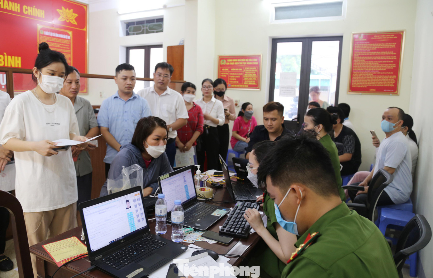 Ghi nhận tại Công an phường Hưng Bình (TP Vinh, Nghệ An), có rất đông người dân trên địa bàn đến đây để làm căn cước công dân. Đa số những công dân đi làm ăn xa, học sinh, sinh viên về nghỉ lễ.