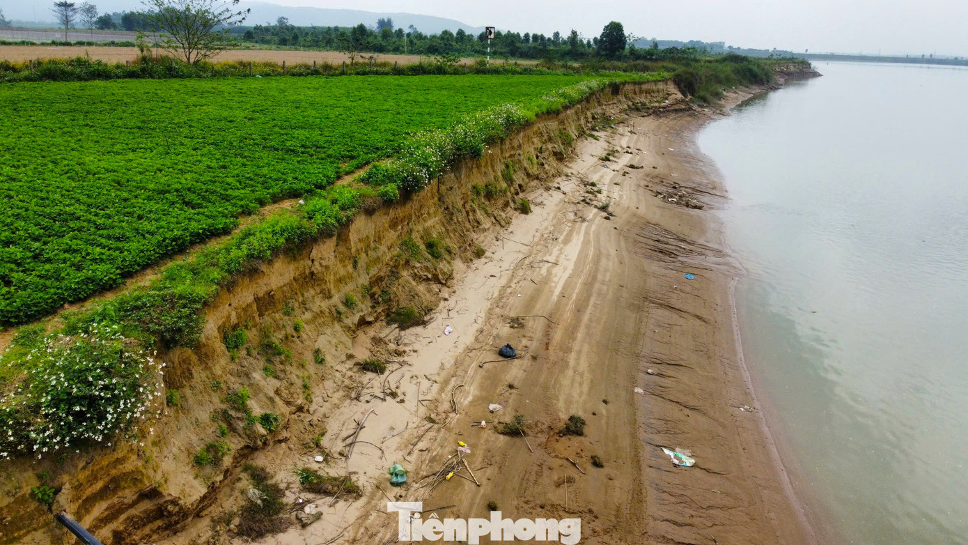 Chính quyền địa phương cho biết, khu vực sạt lở có chiều dài gần 1km, vào sâu khoảng 30 mét so với trước đây.