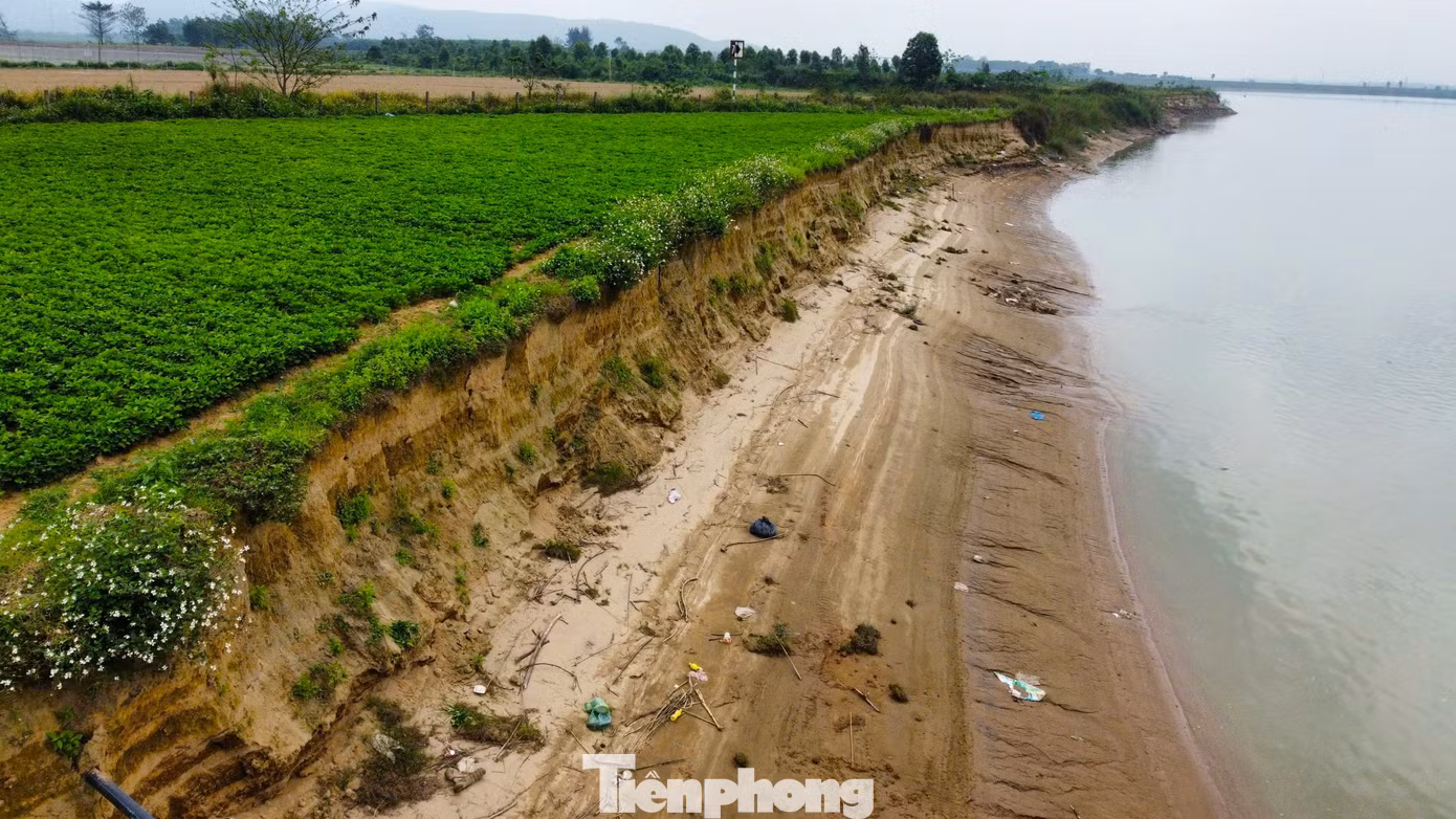 Chính quyền địa phương cho biết, khu vực sạt lở có chiều dài gần 1km, vào sâu khoảng 30 mét so với trước đây.